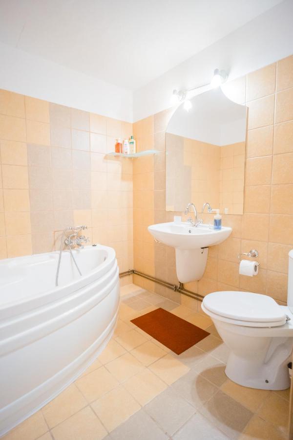 Rustic & Spacious 3Br Apartment Boekarest Buitenkant foto
