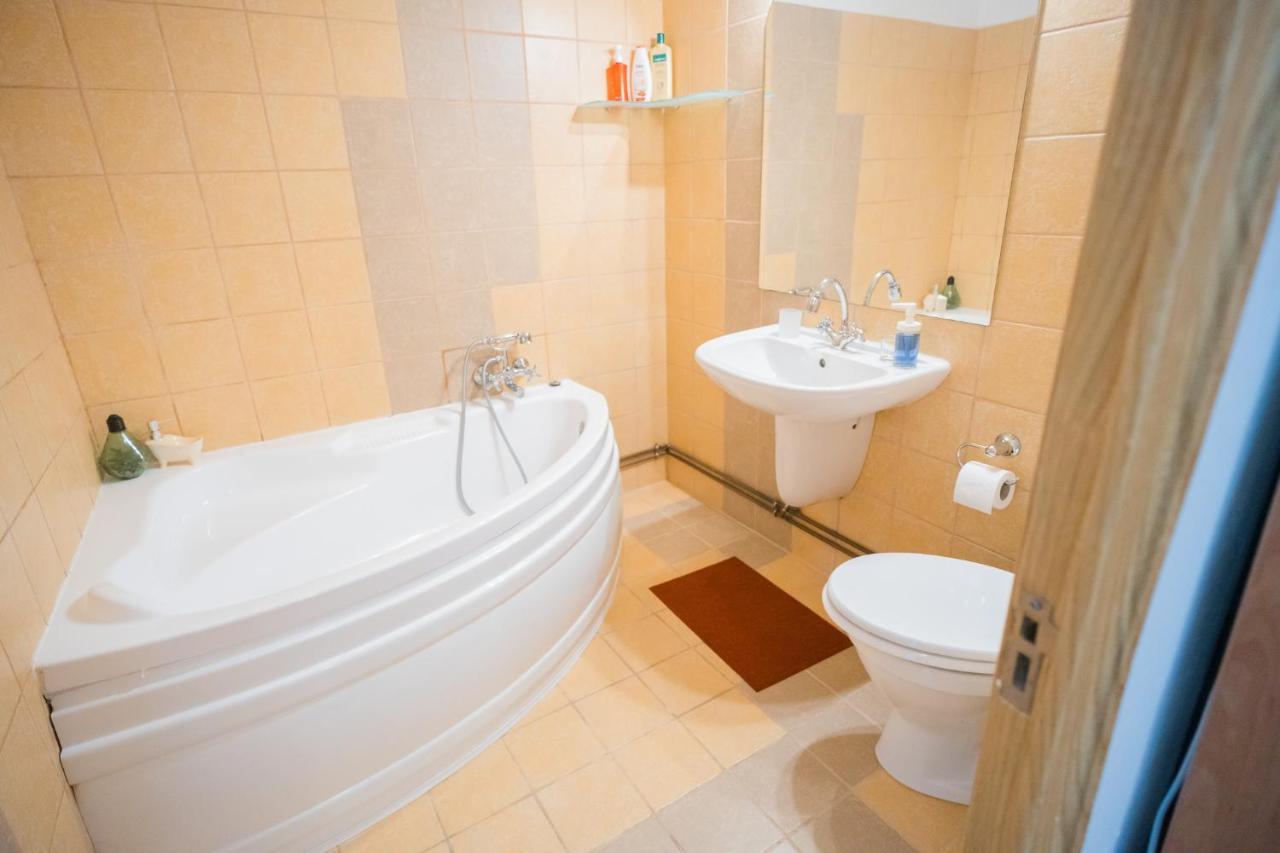 Rustic & Spacious 3Br Apartment Boekarest Buitenkant foto